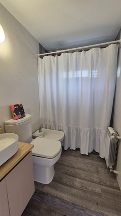 Cortina de baño confeccionada en Tusor Liviano (100% algodón natural).  Diseño con un volado ancho en la parte inferior. 