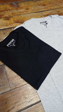Remera Lisa Cuello V El Don Gris - comprar online