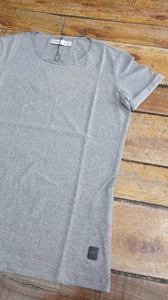 Remera Cuello Ancho El Don Gris - tienda online