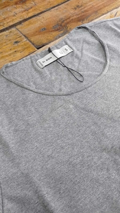 Imagen de Remera Cuello Ancho El Don Gris