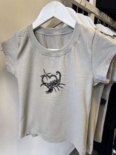 Baby tee escorpión - tienda online