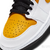 NIKE AIR JORDAN 1 MID UNIVERSITY GOLD BLACK na internet