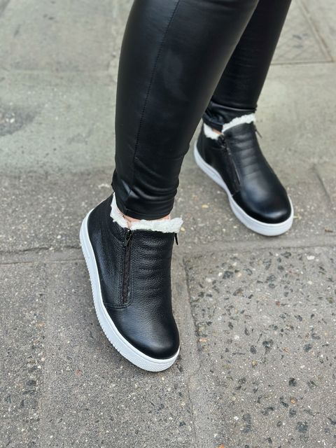 TÊNIS BOOT FORRADO COM PELO EM COURO PRETO - BOOT BEE 2.0