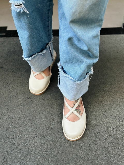 Sapatilha em Couro Cor Off-White - Carmelita