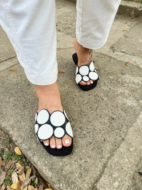 Rasteira em Couro Preto/Branco - Paloma