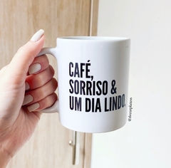 Caneca “Café, sorriso & um dia lindo”