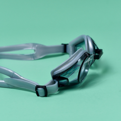 Antiparras regulables para adultos de la marca KONNA, con diseño ergonómico y lentes transparentes.
