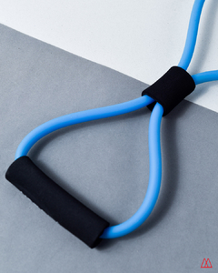 Banda elástica en forma de ocho de color azul con empuñaduras negras, ideal para ejercicios de fitness y pilates.