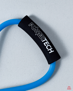 Banda elástica en forma de ocho de color azul con empuñadura negra, marca POWERTECH, sobre una superficie clara.