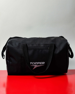 Bolso deportivo negro de 60 cm de ancho con correa, modelo de la marca Topper.
