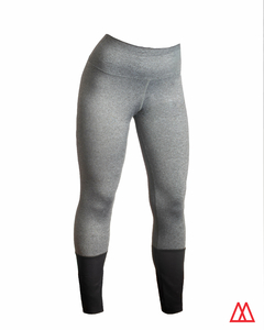 Calza larga de lycra gris melange de la marca Proone, con detalles en negro en la parte inferior.
