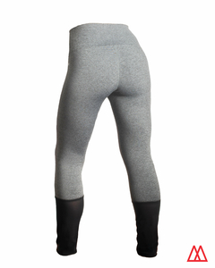 Calza larga de lycra en color gris melange, vista posterior, con detalles en la parte inferior.