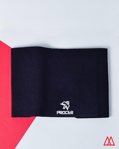 Faja neoprene abdominal de la marca PROCER, en color negro, sobre un fondo blanco y rojo.