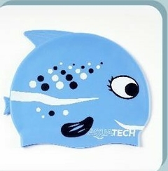 Gorra de natación de silicona para niños con diseño de pez azul y detalles en negro y blanco, marca AquaTech.