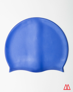 Gorra de natación de silicona color azul, diseñada para mejorar el deslizamiento en el agua.