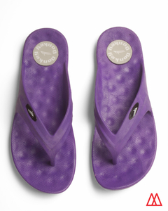 Ojotas de mujer de goma anatómicas en color púrpura, marca DONKEY, con diseño cómodo y suela texturizada.