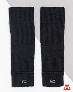 Pantorrilleras negras de la marca SOX, con diseño de texturas y logo en la parte inferior.