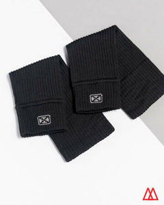 Pantorrilleras negras de la marca SOX, con diseño acanalado, ideales para fútbol.