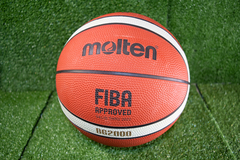 Pelota de básquet de caucho N°5 de la marca Molten, con diseño y logotipo visibles.