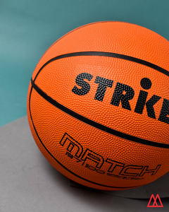 Pelota de básquet N°7 de la marca STRIKER, color naranja, con textura de superficie visible.