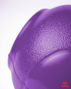 Pesa rusa kettlebell de PVC de 5Kg de color púrpura, vista cercana que muestra su textura.