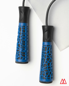 Dos mangos de soga para saltar de PVC en color negro y azul, diseñados para un agarre cómodo.
