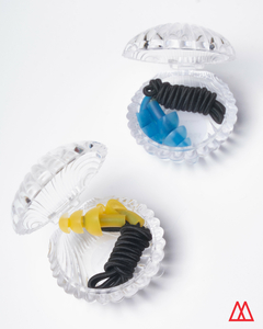 Tapones de oídos de la marca KONNA, en estuches transparentes, uno azul y uno amarillo, ideales para natación.