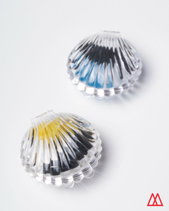 Tapones de oídos transparentes con tiras, ideales para natación, en colores variados.