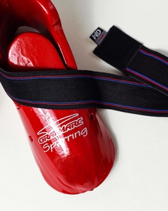Zapato de sparring color rojo de la marca GRANMARC, con una correa negra. Ideal para boxeo y artes marciales.
