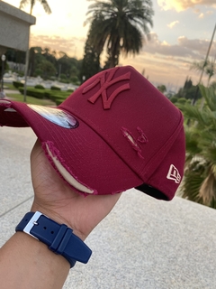 Boné New Era Destroyed Vermelho Bordô - comprar online