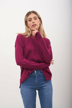 Sweater de bremer,con guarda central tejida en cadena, y tajos laterales.