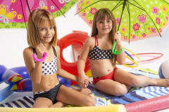 Bikini de nenas a lunares, con breteles cruzados en espalda. Calidad premium. Art 8308.