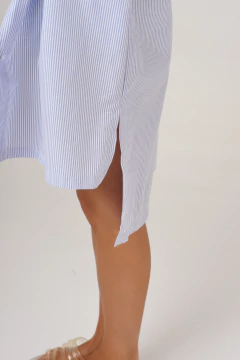 Imagen de Camisa extra larga de poplin rayado, con bolsillos.