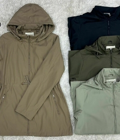 Parka impermeable, con friza interior, capucha desmontable y tankas ajustables en cintura. - tienda online