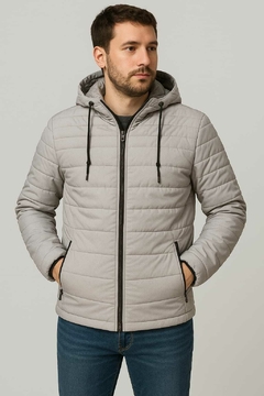 Campera unisex, con piel interna. Bolsillos con cierre y terminal con auriculares.