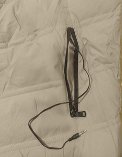 Campera unisex, con piel interna. Bolsillos con cierre y terminal con auriculares. en internet