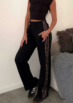 Pantalón negro de microfibra frizada, con tres tiras en animal print.
