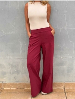Pantalon wide leg, de bengalina. Con elástico en cintura en parte posterior.