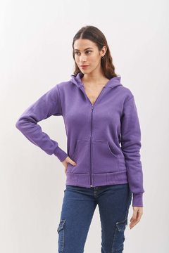 Campera de friza, con bolsillos y capucha. Calidad Premium.