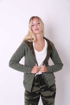 Campera de algodon con corderito, con capucha y bolsillos. - tienda online