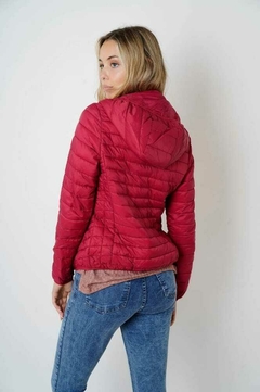 Campera de microfibra liviana, con capucha desmontable. - comprar online