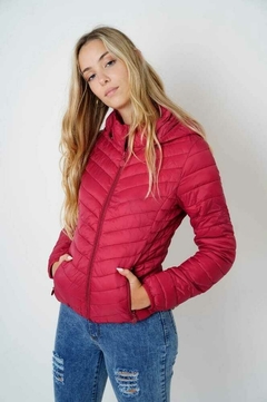 Campera de microfibra liviana, con capucha desmontable.