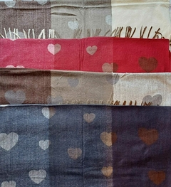 Ruana tejida, textura suave, estampado corazones. 71 ancho x 1,85 cm largo en internet