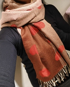 Ruana tejida, textura suave, estampado corazones. 71 ancho x 1,85 cm largo