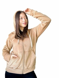 Campera de corderoy , con corderito en el interior. - Proverbio