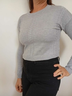 Sweater de bremer corto, con hileras de ochitos. en internet