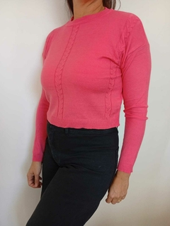 Sweater de bremer corto, con hileras de ochitos.