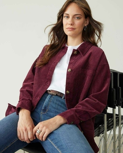 Camisaco oversize de corderoy, con botones. en internet