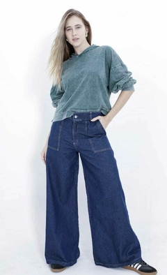Jean wide leg, rígido, con bolsillo.