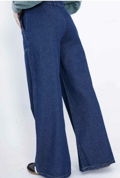 Jean wide leg, rígido, con bolsillo. en internet